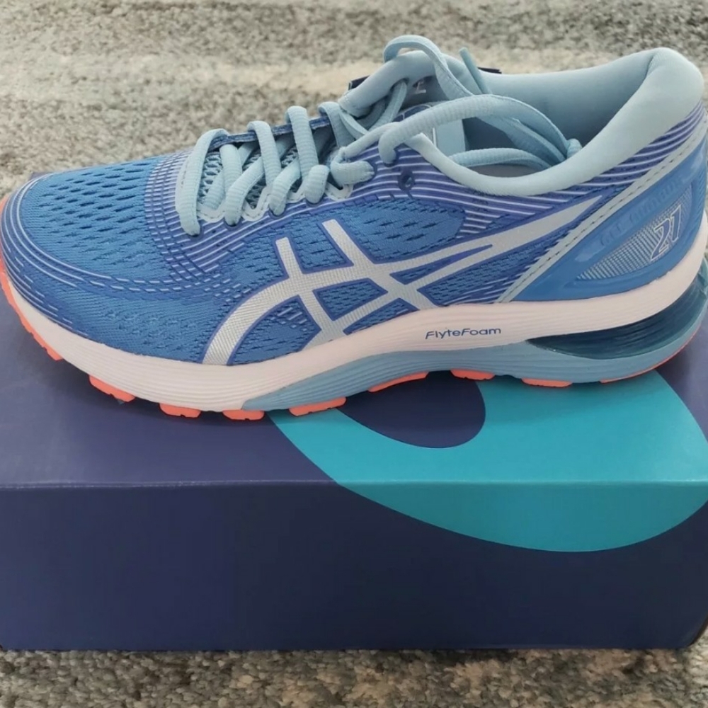 Asics Womem's Nimbus 21 Size 6
